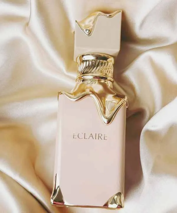 عطر إكلاير الأكثر مبيعًا للنساء العربية بخاخ عطر حلو وكلاسيكي مع نكهات الليمون والفاكهة الوردية Eclair's best-selling fragrance for Arabic women. A sweet and classic fragrance spray with lemon and pink fruit notes.