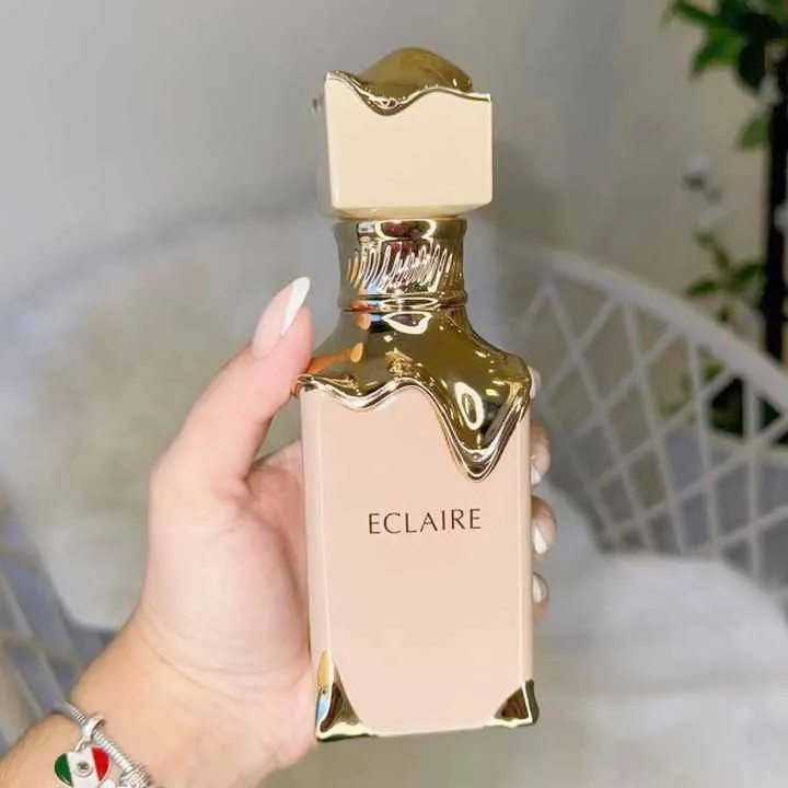عطر إكلاير الأكثر مبيعًا للنساء العربية بخاخ عطر حلو وكلاسيكي مع نكهات الليمون والفاكهة الوردية Eclair's best-selling fragrance for Arabic women. A sweet and classic fragrance spray with lemon and pink fruit notes.